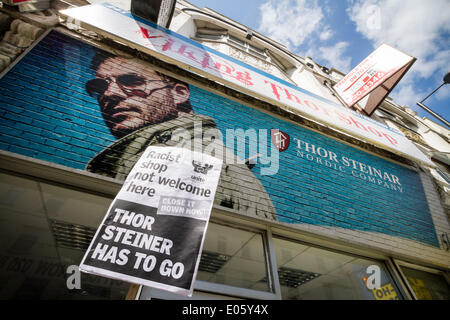 North Finchley, London, UK. 3. Mai 2014. Thor Steinar rechtsextremen Shop Protest von Antifaschisten in North London Credit: Guy Corbishley/Alamy Live News Stockfoto