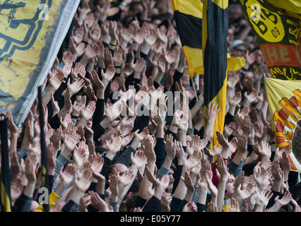 Dortmund, Deutschland. 3. Mai 2014. Dortmunder Fans jubeln für ihr Team während der Fußball-Bundesliga-match zwischen Borussia Dortmund und TSG 1899 Hoffenheim im Signal Iduna Park in Dortmund, Deutschland, 3. Mai 2014. Foto: BERND THISSEN/DPA (Achtung: aufgrund der Akkreditierungsrichtlinien die DFL nur erlaubt die Veröffentlichung und Nutzung von bis zu 15 Bilder pro Spiel im Internet und in Online-Medien während des Spiels.) / Dpa/Alamy Live News Stockfoto