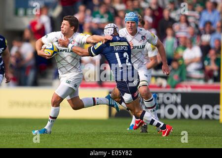 Salford, UK. 3. Mai 2014. Leicester Tigers Scrum-Hälfte Ben Youngs und Verkauf Haie Zentrum Sam Tuitupou in Aktion während der Aviva Premiership Rugby-Spiel zwischen Verkauf Haie und Leicester Tigers aus dem AJ Bell-Stadion. Bildnachweis: Aktion Plus Sport/Alamy Live-Nachrichten Stockfoto