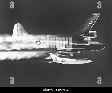 Die Douglas D-558-2 wird während eines Testfluges auf der Edwards Air Force Base von ihrem Mutterschiff B-29 abgelassen und trägt zur Erforschung von Hochgeschwindigkeitsflügen bei. Stockfoto