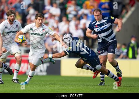 Salford, UK. 3. Mai 2014. Leicester Tigers Scrum-Hälfte Ben Youngs und Verkauf Haie Zentrum Sam Tuitupou in Aktion während der Aviva Premiership Rugby-Spiel zwischen Verkauf Haie und Leicester Tigers aus dem AJ Bell-Stadion. Bildnachweis: Aktion Plus Sport/Alamy Live-Nachrichten Stockfoto