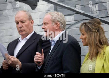 Divis Street, Belfast, Nordirland, Vereinigtes Königreich. 3. Mai 2014. Bobby Storey, Martin McGuinness und Martina Anderson in das neue Wandbild auf Divis Street, Belfast, gegen die anhaltende Inhaftierung von Herrn Adams Credit: Bonzo/Alamy Live News Stockfoto