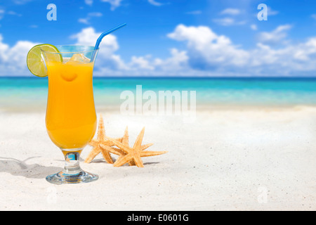 Frucht-Cocktail und Seesterne am Strand mit viel textfreiraum für Text Stockfoto