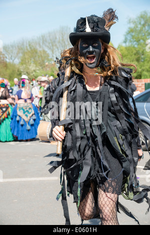 Morris Tänzerin mit einem schwarzen Gesicht schreien oder Kreischen, Upton auf Severn, UK. Stockfoto