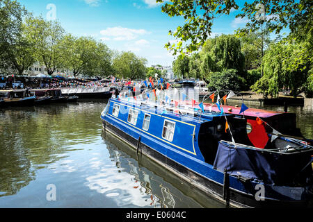 Klein-Venedig, London, UK. 3. Mai 2014. Organisiert durch das Inland Waterways Association Canalway Kavalkade Jahresfeier findet über die May Day Feiertag zu klein-Venedig, Paddington, London. Über 100 bunte Kanalboote sind bei dieser traditionellen Veranstaltung.  Fotograf: Gordon Scammell/Alamy Live-Nachrichten Stockfoto