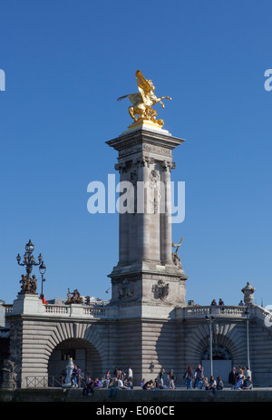 Goldenen Pegasus auf der Oberseite der Spalte der Brücke Alexander III., Paris, Frankreich, EU, Europa Stockfoto