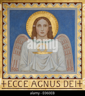 Wien, Österreich - 27. Juli 2013: Fresko des symbolischen Engel mit der Eucharistie durch P. Verkade (1927) von Seitenaltar in Karmeliten Stockfoto