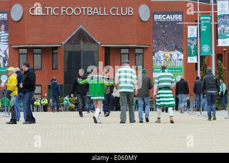 Glasgow, Schottland, Großbritannien. 3. Mai 2014. Celtic FC, Celtic Fans auf der keltische Weg. Celtic Fans probieren Sie den neuen Gehweg bis zum Stadion, das heute offiziell eröffnet wurde durch den letzten Celtic Captain Billy McNeill. Stockfoto