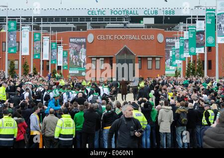 Glasgow, Schottland, Großbritannien. 3. Mai 2014. Celtic FC, Celtic Fans auf der keltische Weg. Celtic Fans probieren Sie den neuen Gehweg bis zum Stadion, das heute offiziell eröffnet wurde durch den letzten Celtic Captain Billy McNeill. Stockfoto