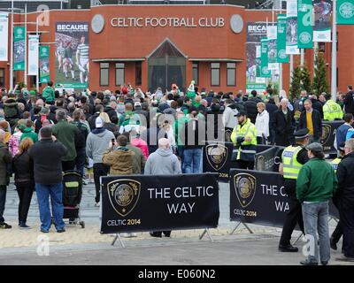 Glasgow, Schottland. 3. Mai 2014.  Celtic FC, Celtic-Fans auf der keltische Weg. Celtic-Fans testen Sie den neuen Gehweg bis zum Stadion, die von vergangenen keltischen Kapitän Billy McNeil heute offiziell eröffnet wurde. Stockfoto