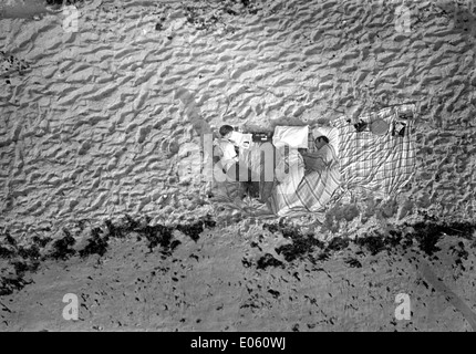 Zuschauer treffen sich im Kennedy Space Center, um den historischen Start von Apollo 11 zu erleben, der ersten Mission, die Menschen auf dem Mond landet. Das Ereignis markiert einen entscheidenden Moment in der Geschichte der Weltraumforschung und des US-amerikanischen Raumfahrtprogramms. Stockfoto