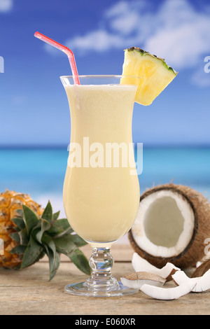 Kalt Pina Colada cocktail mit Früchten am Strand im Urlaub Stockfoto