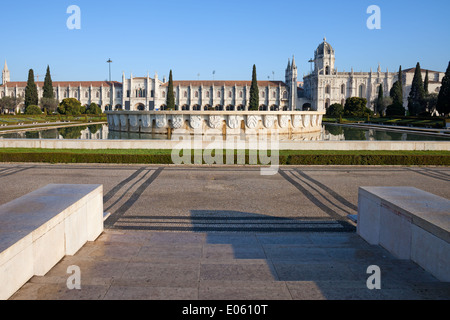 Garten Praça do Imperio und Hieronymus-Kloster in Lissabon, Portugal, Belem Viertel. Stockfoto