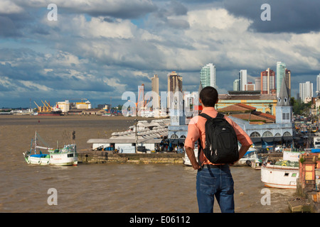 Touristen, die gerade des Stadtbildes von Amazonas dominiert den Fischmarkt, Belem, Bundesstaat Para, Brasilien Stockfoto