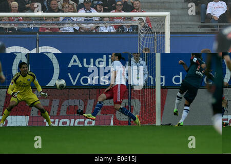 Hamburg, Hamburg, Deutschland. 3. Mai 2014. Ziel 0:3. Goalgetter Mario Goetze/Götze Bayern treten die 0:3 in der Bundesliga Spiel zwischen dem Hamburger SV und FC Bayern München in der Imtech-Arena am 3. Mai 2014 in Hamburg, Deutschland. (Foto von Ulrich Roth) Bildnachweis: Ulrich Roth/NurPhoto/ZUMAPRESS.com/Alamy Live-Nachrichten Stockfoto