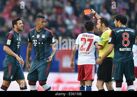 Hamburg, Hamburg, Deutschland. 3. Mai 2014. Schiedsrichter Marco Fritz zeigt Jerome Boateng Bayern rot während der Bundesliga-Spiel zwischen dem Hamburger SV und FC Bayern München in der Imtech-Arena am 3. Mai 2014 in Hamburg, Deutschland. (Foto von Ulrich Roth) Bildnachweis: Ulrich Roth/NurPhoto/ZUMAPRESS.com/Alamy Live-Nachrichten Stockfoto