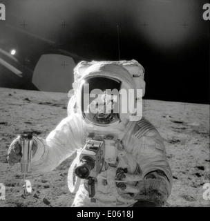 Astronaut Alan Bean sammelt Mondproben während der Apollo 12-Mission, auch bekannt als Ozean der Stürme. Bean führte zusammen mit Charles „Pete“ Conrad einen Mondspaziergang durch, um wissenschaftliche Daten von der Mondoberfläche zu sammeln. Stockfoto