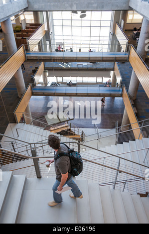 Innenansicht des Clough Student Learning Commons, ein Treffpunkt auf dem Campus der Georgia Tech in Atlanta, Georgia. Stockfoto