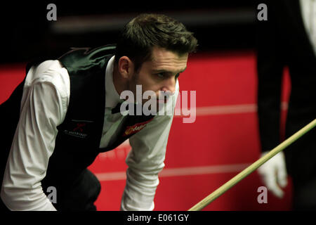 03.05.2014 - Mark Selby in Aktion gegen Neil Robertson bei den 2014 Dafabet World Snooker Championship Semi finalen, endgültigen Sitzungen (am besten von 33 Frames gespielt mehr als 4 Sitzungen), Crucible Theatre in Sheffield, Yorkshire, England. Stockfoto