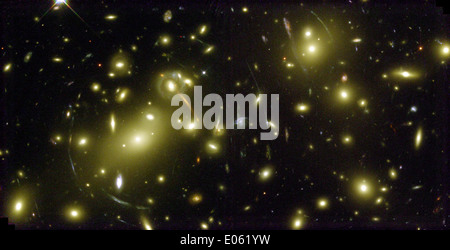 Das Hubble Weltraumteleskop erfasst ein Bild des Abell-Sternhaufens und zeigt Gravitationslinsen, bei denen das Licht aus fernen Galaxien durch die Masse des Sternhaufens vergrößert wird, was einen einzigartigen Blick auf elliptische Galaxien bietet. Stockfoto