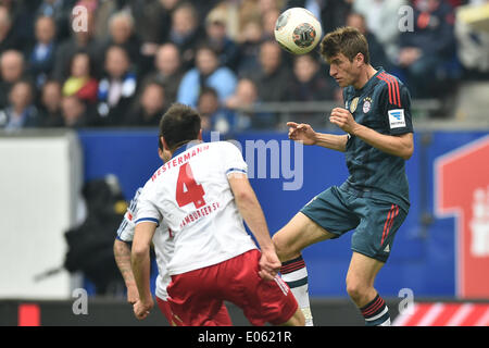 Hamburg, Hamburg, Deutschland. 3. Mai 2014. Dennis Diekmeier Hamburg und Heiko Westermann Hamburg-Kampf um den Ball mit Thomas Müller/Müller vom FC Bayern in der Bundesliga-Spiel zwischen dem Hamburger SV und FC Bayern bei Imtech-Arena am 3. Mai 2014 in Hamburg, Deutschland. Bildnachweis: Ulrich Roth/NurPhoto/ZUMAPRESS.com/Alamy Live-Nachrichten Stockfoto