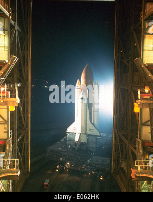 Das Space Shuttle Discovery wird vom Fahrzeugbau aus in Vorbereitung auf die bevorstehende Mission STS-26 eingeführt. Diese Mission ist ein wichtiger Meilenstein im Shuttle-Programm, das sich auf den Einsatz von Satelliten und das Testen von Shuttle-Systemen konzentriert. Stockfoto