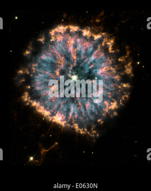 Das Hubble Weltraumteleskop erfasst ein eindrucksvolles Bild des leuchtenden planetarischen Nebels NGC 6751, der sich im Aquilla-Sternbild befindet und seine atemberaubende Farbe und Struktur im tiefen Raum zeigt. Stockfoto