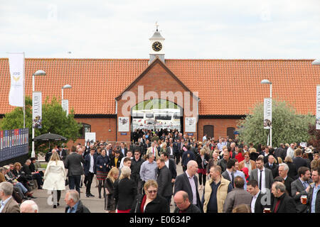 Newmarket, Großbritannien. 3. Mai 2014. Newmarket Racecourse während des 2014 Guineen Festivals von Newmarket. Bildnachweis: Aktion Plus Sport/Alamy Live-Nachrichten Stockfoto