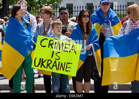 Washington DC, USA. 3. Mai 2014. Hunderte von Ukraine Fans versammeln sich vor dem weißen Haus, drängen Obama härtere Maßnahmen gegen Putin. Bildnachweis: B Christopher/Alamy Live-Nachrichten Stockfoto