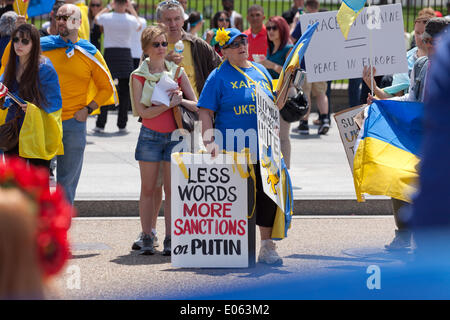Washington DC, USA. 3. Mai 2014. Hunderte von Ukraine Fans versammeln sich vor dem weißen Haus, drängen Obama härtere Maßnahmen gegen Putin. Bildnachweis: B Christopher/Alamy Live-Nachrichten Stockfoto