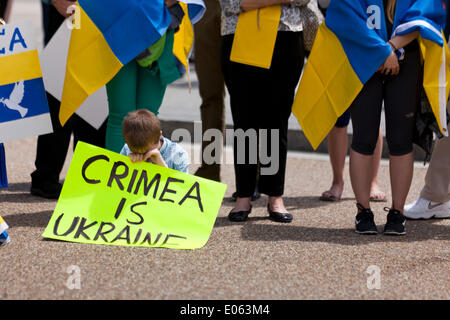 Washington DC, USA. 3. Mai 2014. Hunderte von Ukraine Fans versammeln sich vor dem weißen Haus, drängen Obama härtere Maßnahmen gegen Putin. Bildnachweis: B Christopher/Alamy Live-Nachrichten Stockfoto