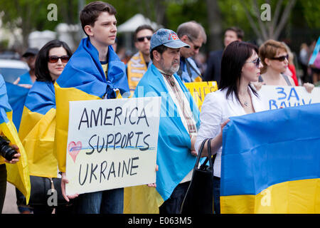 Washington DC, USA. 3. Mai 2014. Hunderte von Ukraine Fans versammeln sich vor dem weißen Haus, drängen Obama härtere Maßnahmen gegen Putin. Bildnachweis: B Christopher/Alamy Live-Nachrichten Stockfoto
