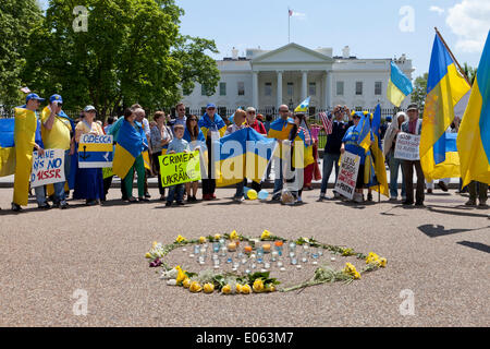 Washington DC, USA. 3. Mai 2014. Hunderte von Ukraine Fans versammeln sich vor dem weißen Haus, drängen Obama härtere Maßnahmen gegen Putin. Bildnachweis: B Christopher/Alamy Live-Nachrichten Stockfoto