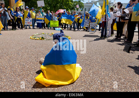 Washington DC, USA. 3. Mai 2014. Hunderte von Ukraine Fans versammeln sich vor dem weißen Haus, drängen Obama härtere Maßnahmen gegen Putin. Bildnachweis: B Christopher/Alamy Live-Nachrichten Stockfoto