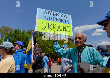 Washington DC, USA. 3. Mai 2014. Hunderte von Ukraine Fans versammeln sich vor dem weißen Haus, drängen Obama härtere Maßnahmen gegen Putin. Bildnachweis: B Christopher/Alamy Live-Nachrichten Stockfoto