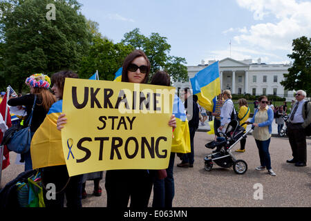Washington DC, USA. 3. Mai 2014. Hunderte von Ukraine Fans versammeln sich vor dem weißen Haus, drängen Obama härtere Maßnahmen gegen Puttn. Bildnachweis: B Christopher/Alamy Live-Nachrichten Stockfoto