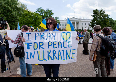 Washington DC, USA. 3. Mai 2014. Hunderte von Ukraine Fans versammeln sich vor dem weißen Haus, drängen Obama härtere Maßnahmen gegen Putin. Bildnachweis: B Christopher/Alamy Live-Nachrichten Stockfoto