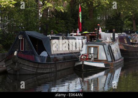 London, UK. 3. Mai 2014. Boote am Grand Union Canal. Das traditionelle Canalway Kavalkade-Festival, organisiert durch das Inland Waterways Association, IWA, erfolgt über die May Day Feiertag am klein-Venedig, Paddington, London. Etwa 120 dekoriert bunt Narrowboats nehmen an diesem Festival Teil. Bildnachweis: Nick Savage/Alamy Live-Nachrichten Stockfoto