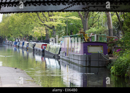 London, UK. 3. Mai 2014. Boote am Grand Union Canal. Das traditionelle Canalway Kavalkade-Festival, organisiert durch das Inland Waterways Association, IWA, erfolgt über die May Day Feiertag am klein-Venedig, Paddington, London. Etwa 120 dekoriert bunt Narrowboats nehmen an diesem Festival Teil. Bildnachweis: Nick Savage/Alamy Live-Nachrichten Stockfoto