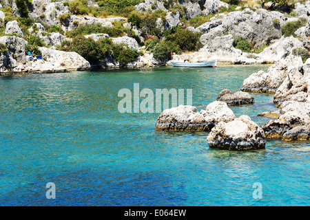 Das Holzboot am Meeresufer in Kekova, Antalya, Türkei Stockfoto