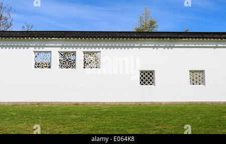 Weiße Wand der chinesischen klassischen Garten gegen blauen Himmel. Stockfoto