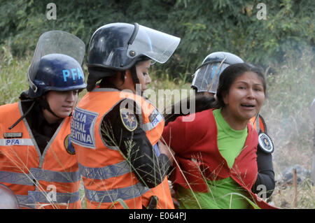 Buenos Aires, Argentinien. 3. Mai 2014. Bundespolizei Mitglieder nehmen an der Räumung von Familien, die sich an Land befindet sich an der Kreuzung der Antartida Argentinien Avenue und Castillo Avenue, in Retiro Viertel von Buenos Aires, Argentinien am 3. Mai 2014 niedergelassen. © Enrique Cabrera/TELAM/Xinhua/Alamy Live-Nachrichten Stockfoto