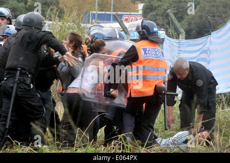 Buenos Aires, Argentinien. 3. Mai 2014. Bundespolizei Mitglieder nehmen an der Räumung von Familien, die sich an Land befindet sich an der Kreuzung der Antartida Argentinien Avenue und Castillo Avenue, in Retiro Viertel von Buenos Aires, Argentinien am 3. Mai 2014 niedergelassen. © Enrique Cabrera/TELAM/Xinhua/Alamy Live-Nachrichten Stockfoto