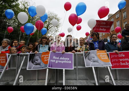 Dublin, Irland. 3. Mai 2014. Pro-Life-Aktivisten sind mit Anti-Abtreibungs-Poster bei der "nationalen Mahnwache für das Leben" abgebildet.  Tausende kamen für die "nationale Mahnwache für das Leben" in Dublins Merrion Square Politiker fordern eine Aufhebung der Schutz des Lebens während der Schwangerschaft Bill 2013 die Abtreibung in Irland unter bestimmten Umständen erlaubt. Stockfoto