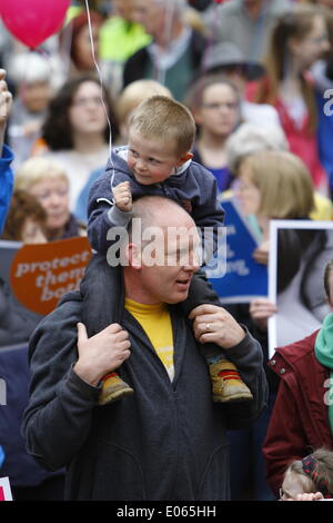 Dublin, Irland. 3. Mai 2014. Ein kleiner Junge sitzt auf den Schultern seines Vaters. Tausende kamen für die "nationale Mahnwache für das Leben" in Dublins Merrion Square Politiker fordern eine Aufhebung der Schutz des Lebens während der Schwangerschaft Bill 2013 die Abtreibung in Irland unter bestimmten Umständen erlaubt. Stockfoto