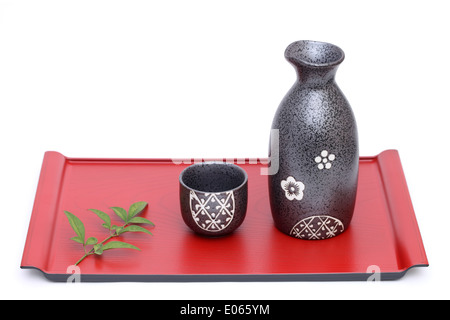 Japanischer Sake-Flasche und Becher auf Tablett Stockfoto