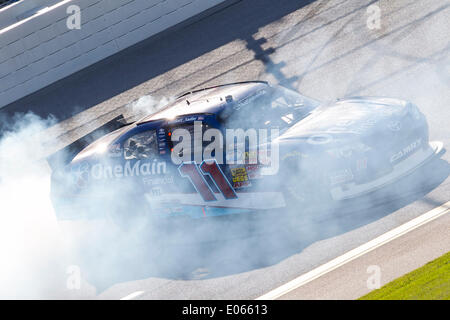 Talladega, AL, USA. 3. Mai 2014. Talladega, AL - 3. Mai 2014: Elliot Sadler (11) gewinnt die Aaron 312 an Talladega Superspeedway in Talladega, AL. Credit: Csm/Alamy Live-Nachrichten Stockfoto