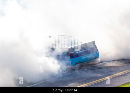 Talladega, AL, USA. 3. Mai 2014. Talladega, AL - 3. Mai 2014: Elliot Sadler (11) gewinnt die Aaron 312 an Talladega Superspeedway in Talladega, AL. Credit: Csm/Alamy Live-Nachrichten Stockfoto