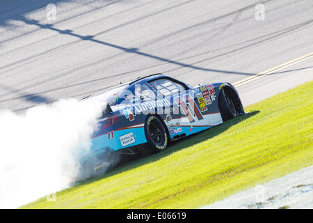 Talladega, AL, USA. 3. Mai 2014. Talladega, AL - 3. Mai 2014: Elliot Sadler (11) gewinnt die Aaron 312 an Talladega Superspeedway in Talladega, AL. Credit: Csm/Alamy Live-Nachrichten Stockfoto