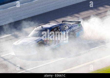 Talladega, AL, USA. 3. Mai 2014. Talladega, AL - 3. Mai 2014: Elliot Sadler (11) gewinnt die Aaron 312 an Talladega Superspeedway in Talladega, AL. Credit: Csm/Alamy Live-Nachrichten Stockfoto